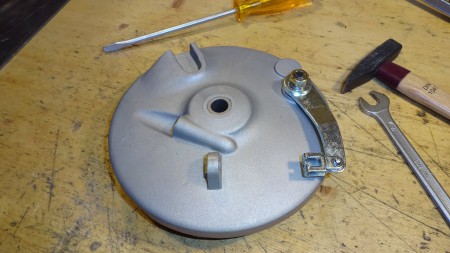 Vorderrad: Bremsschild mit montiertem Bremshebel